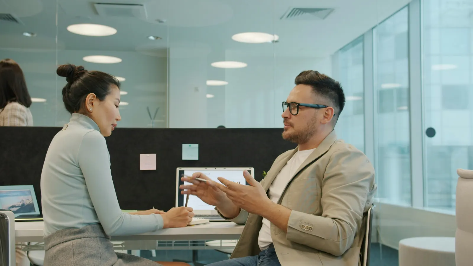 Deux consultants échangent autour d’un ordinateur portable